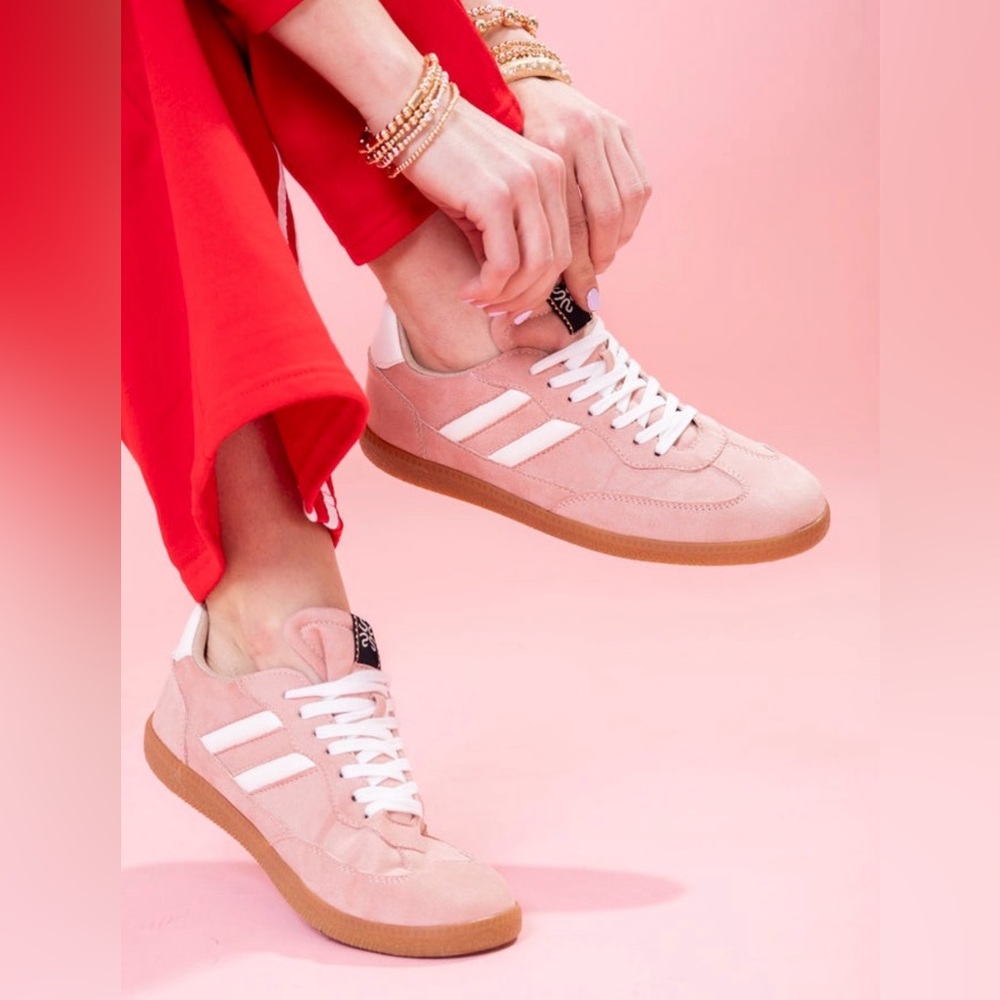 NEW IN BOX ShuShop Renee Sneakers Size 8